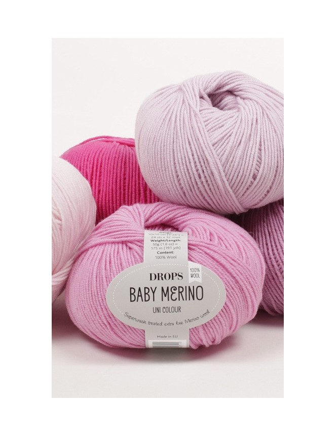 Ovillos de lana para crochet con lavanda sobre lila